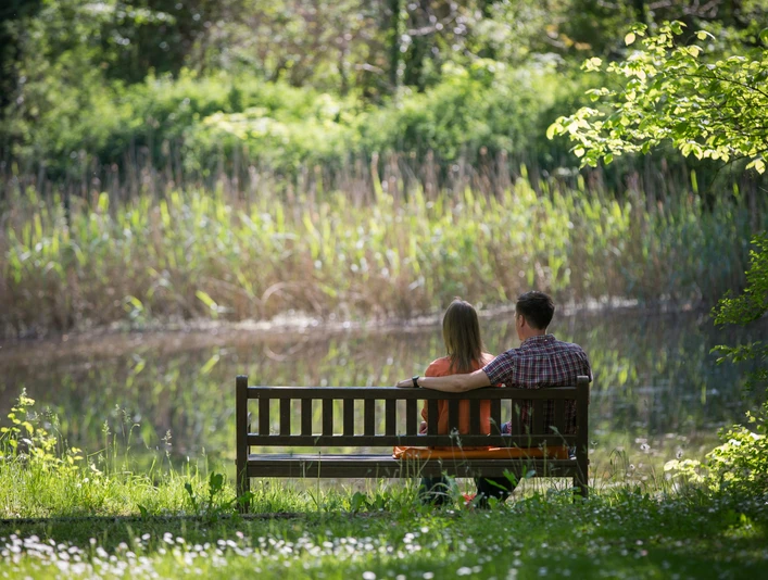 Bank am Wasser im Schlosspark Ragow