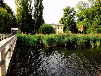 Blick vom Wasser auf das Kavalierhaus