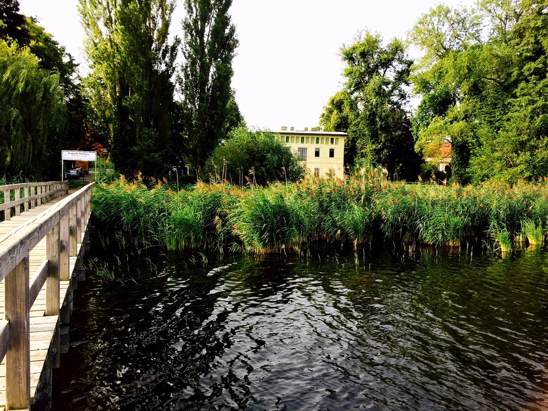 Blick vom Wasser auf das Kavalierhaus