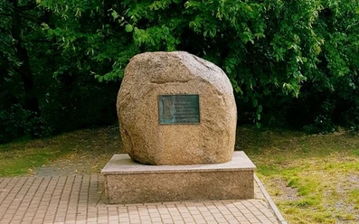 Gedenkmal in Geltow: Schillstein