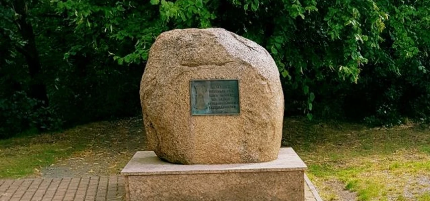 Gedenkmal in Geltow: Schillstein
