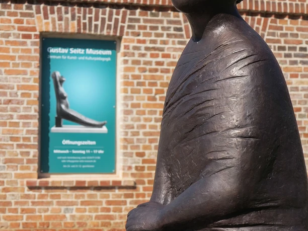 Sappho mit Plakat vor dem Gustav Seitz Museum