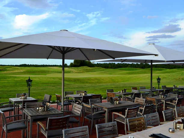Café & Restaurant im Golfpark Schloss Wilkendorf - Terrasse mit Ausblick auf das 18. Grün