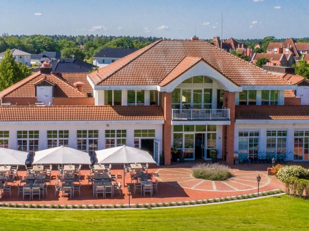 Golfpark Schloss Wilkendorf - Clubhaus mit Terrasse