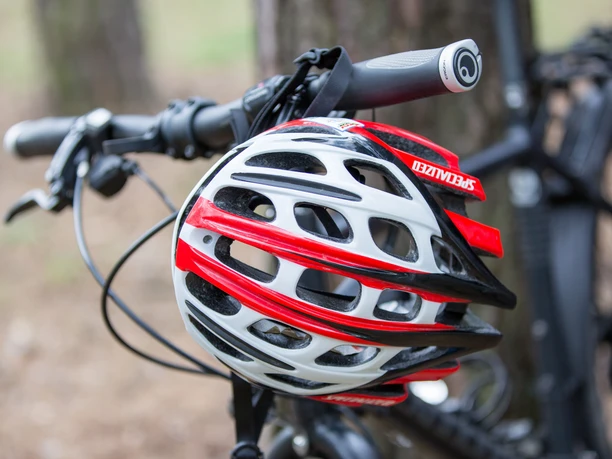 Fahrrad mit Helm am Baum