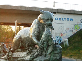 Skulptur Fischotter unterhalb der Baumgartenbrücke, Foto Schwielowsee Tourismus