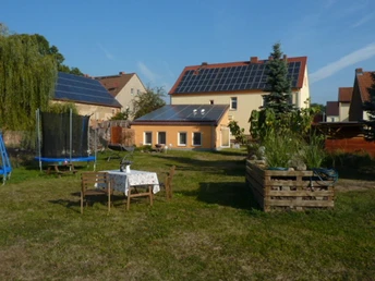 Blick vom Garten auf die Gebäude