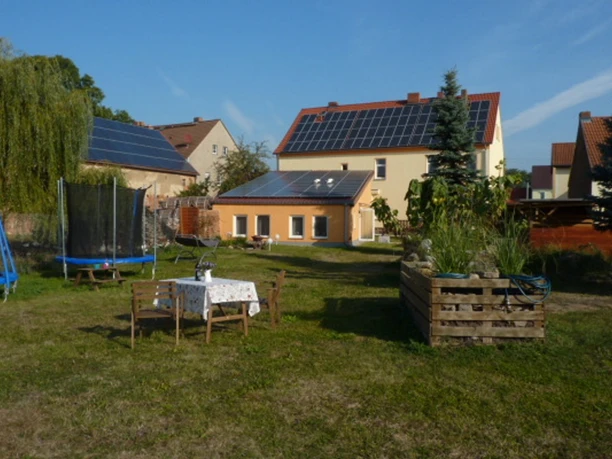 Blick vom Garten auf die Gebäude