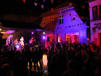 Veranstaltung vor dem lokal
