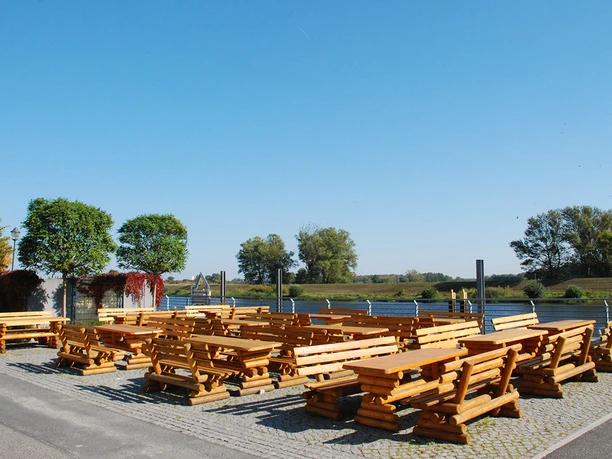 Anlegestelle Bollwerk - Hafenrestaurant mit Blick in die weite Oderlandschaft