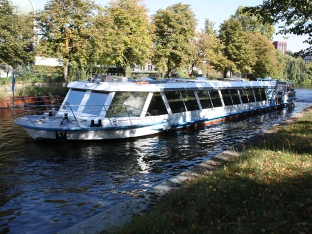 MS Bellevue am Landwehrkanal