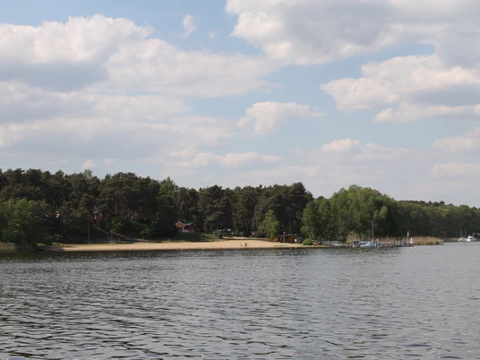 Blick auf den Strand am Campingplatz