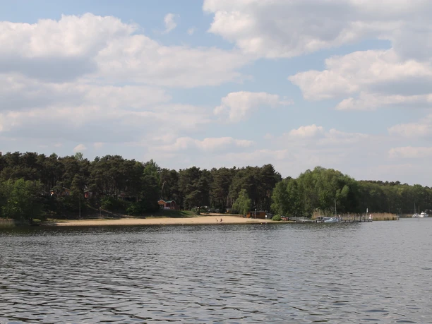 Blick auf den Strand am Campingplatz