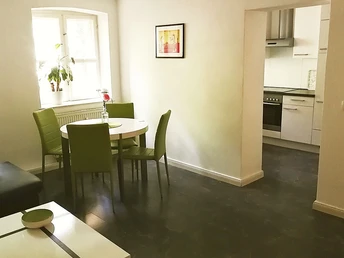 Sitzecke und Blick in Küche