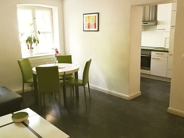 Sitzecke und Blick in Küche