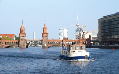 Komoran 1280 vor der Oberbaumbrücke in Berlin