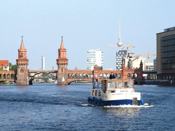 Komoran 1280 vor der Oberbaumbrücke in Berlin