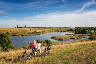 Oderbruchbahn-Radweg mit Blick auf die Lietzener Teiche, Foto:Seenland Oder-Spree e.V./Florian Läufer