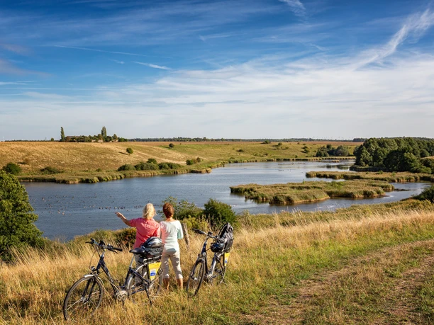 Oderbruchbahn-Radweg mit Blick auf die Lietzener Teiche, Foto:Seenland Oder-Spree e.V./Florian Läufer