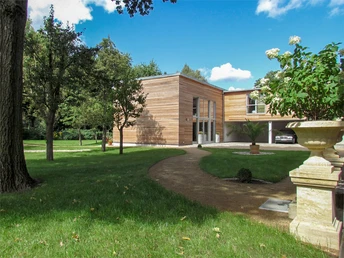 Haus mit Ferienwohnungen und Saal