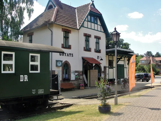 Goyatz Ortskern und Bahnhof, in welchem die Fahrradvermietung ist