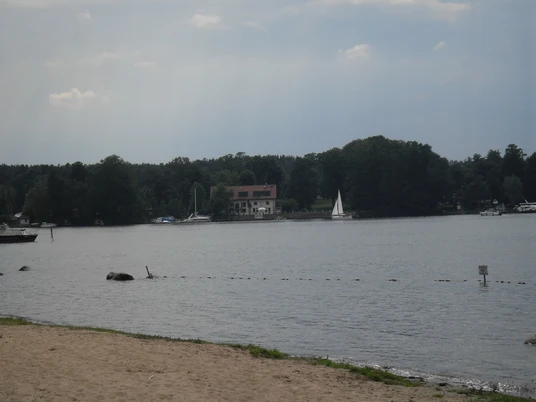 In weiter Ferne ist die Hafenterrasse von Jessern aus zu sehen