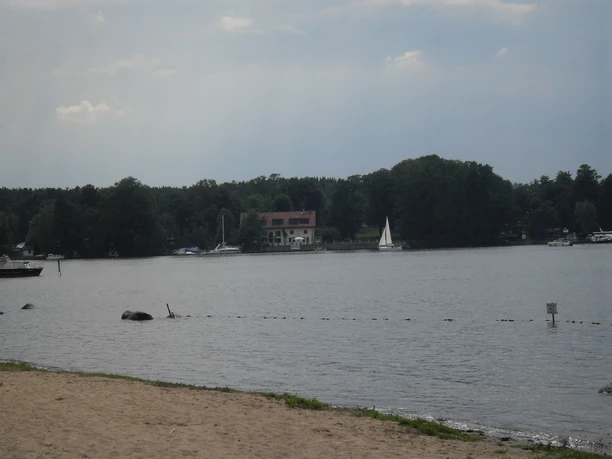 In weiter Ferne ist die Hafenterrasse von Jessern aus zu sehen