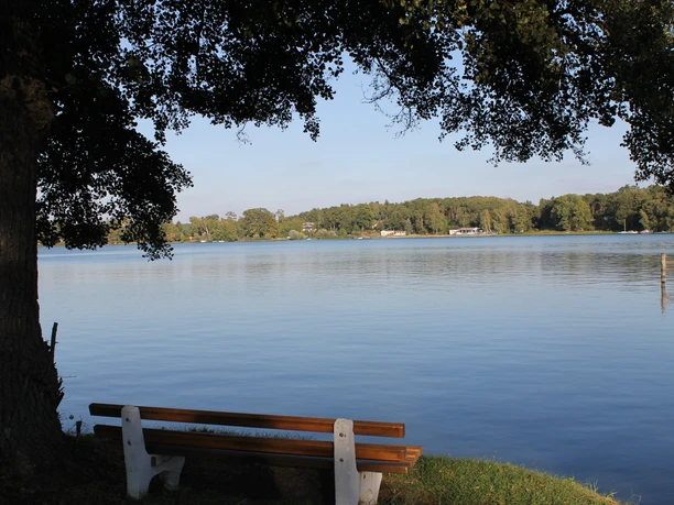 Sitzbänke mit Blick auf den See