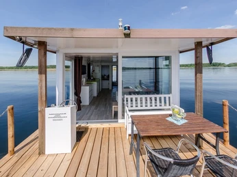 RedBoat-außen,Foto:Hausbootvermietung Werder GbR