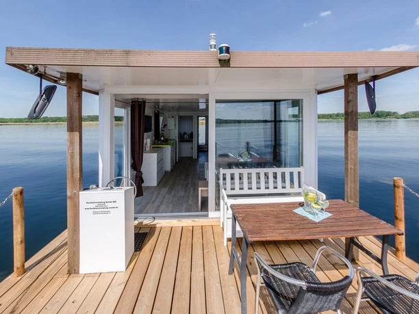 RedBoat-außen,Foto:Hausbootvermietung Werder GbR