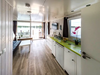 RedBoat-innen,Foto:Hausbootvermietung Werder GbR