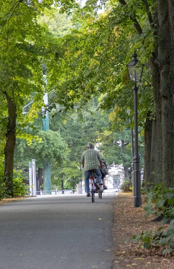 Radfahrer auf dem Humboldthain in Brandenburg an der Havel