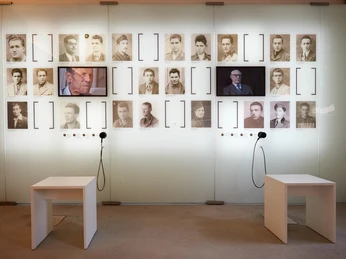 Biographiewand der Dauerausstellung