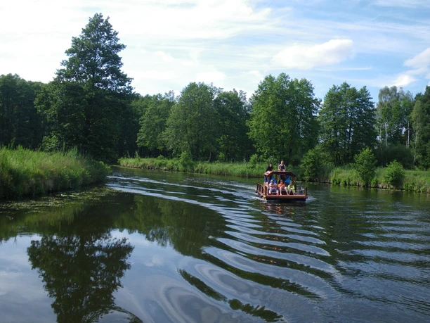 Huckleberrys Tour - Floß unterwegs am grünen Ufer