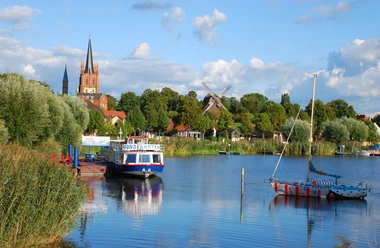 Werder (Havel) - Stadtansicht mit Havel und Boot