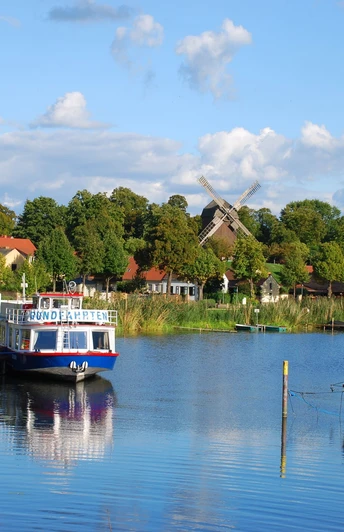 Werder (Havel) - Stadtansicht mit Havel und Boot