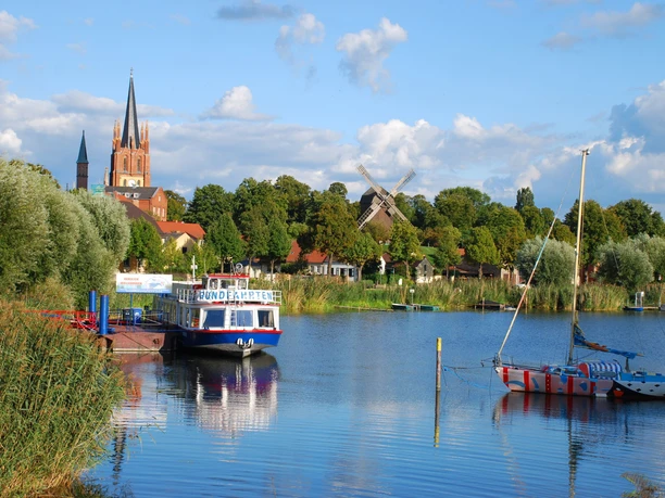 Werder (Havel) - Stadtansicht mit Havel und Boot