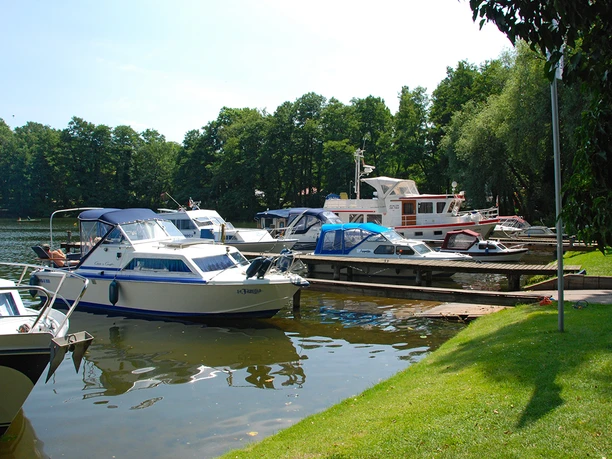 Yachthafen Porta Elisa - idyllische Lage in einer Bucht