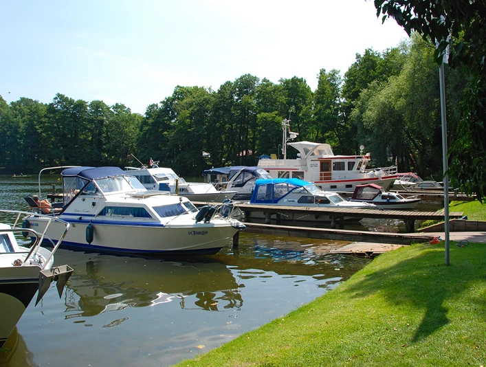 Yachthafen Porta Elisa - idyllische Lage in einer Bucht