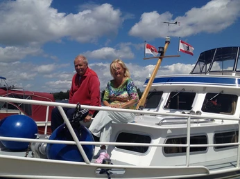 Seniorenpaar auf einem Boot