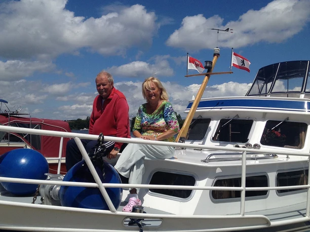 Seniorenpaar auf einem Boot