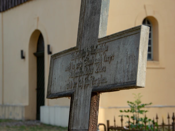 Grabkreuz auf die Kirchhof der St. Anna-Kirche in Löwenbruch