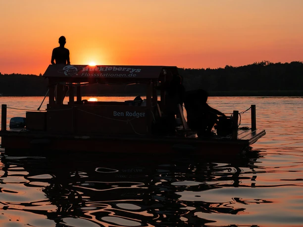 Mit dem Floß rund um die Insel Potsdam