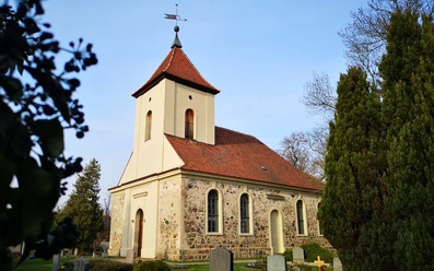 Dorfkirche in Langerwisch mit Friedhof