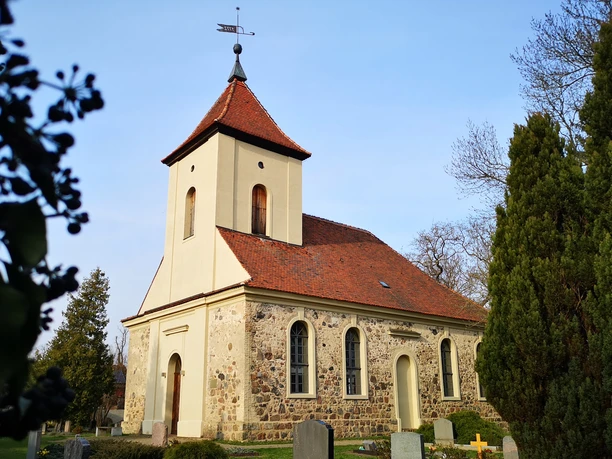 Dorfkirche in Langerwisch mit Friedhof