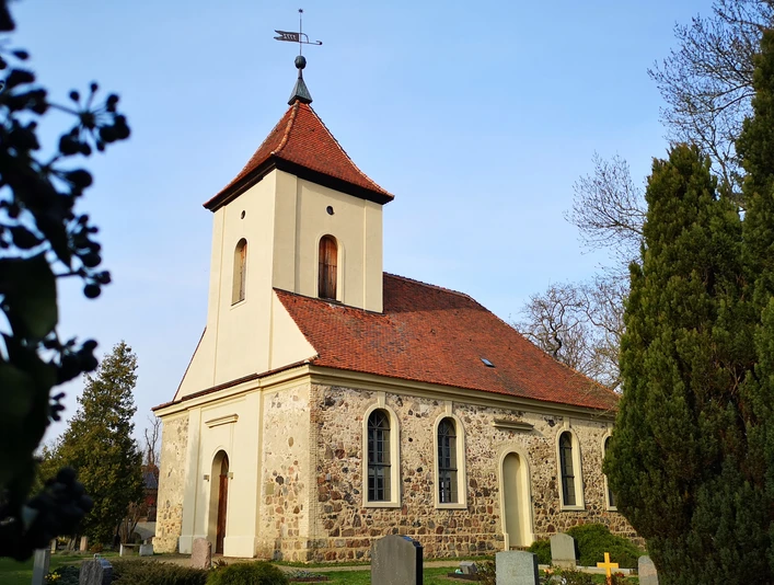 Dorfkirche in Langerwisch mit Friedhof