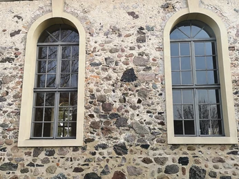 Die für den Fläming charakteristische Fassade aus Feldsteinen