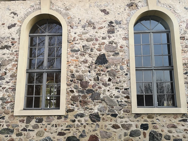 Die für den Fläming charakteristische Fassade aus Feldsteinen