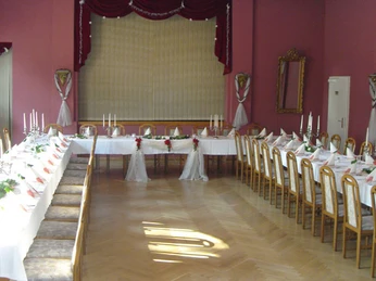 Der Saal vorbereitet für eine Hochzeitsfeier