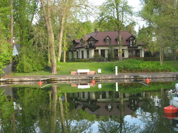 Hausansicht vom Wasser